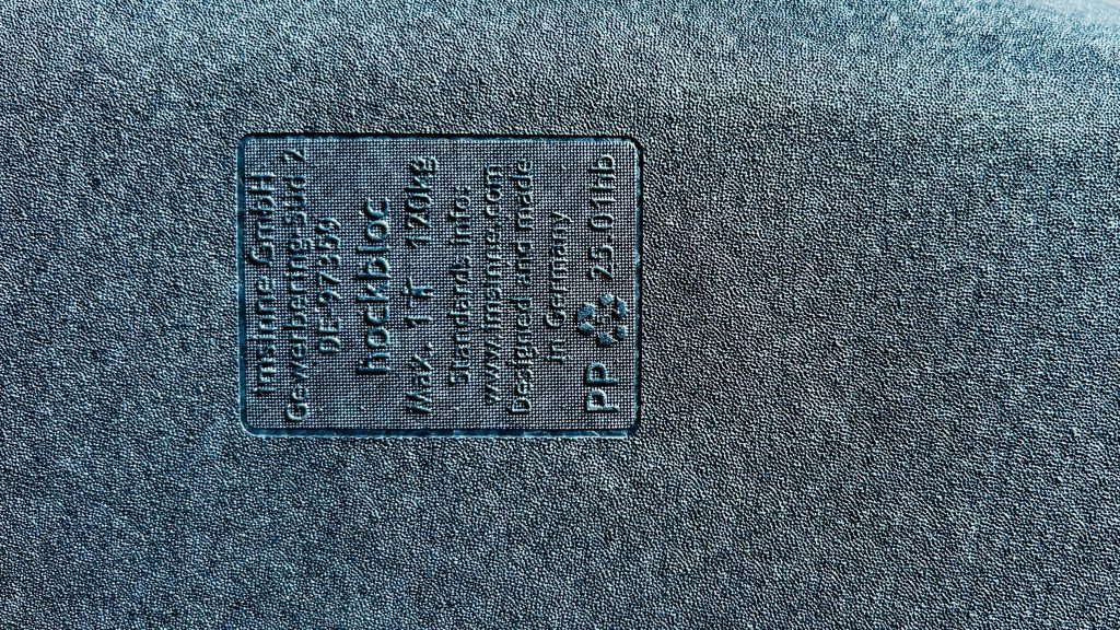 Nahaufnahme der Produktinformationen auf einem blauen hockbloc, inklusive „Made in Germany“ und Belastungshinweis bis 120kg