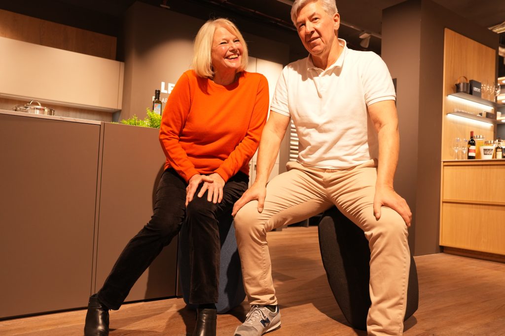 Für Senioren geeigneter hockbloc. In einer Küche unterhaltende Personen