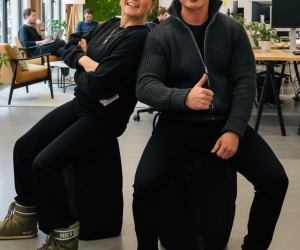 Tobi auf hockbloc im Büro