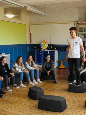 Klassenzimmer mit HB und Jugendlichen